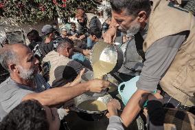 Palestinians Receive Free Food - Gaza