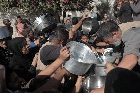 Palestinians Receive Free Food - Gaza