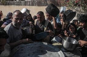 Palestinians Receive Free Food - Gaza