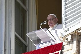 Pope Francis Delivers His Blessing to The Faithful - Vatican