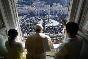 Pope Francis Delivers His Blessing to The Faithful - Vatican