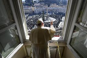 Pope Francis Delivers His Blessing to The Faithful - Vatican