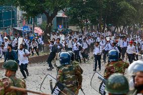 Clashes Erupt Between Students - Dhaka