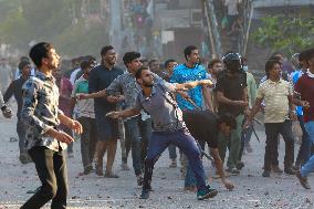 Clashes Erupt Between Students - Dhaka