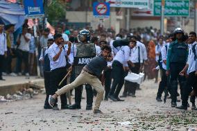 Clashes Erupt Between Students - Dhaka