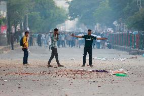 Clashes Erupt Between Students - Dhaka