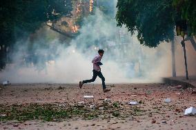 Clashes Erupt Between Students - Dhaka