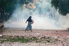 Clashes Erupt Between Students - Dhaka