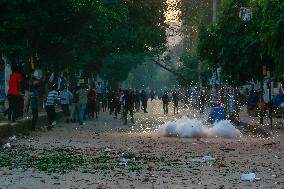 Clashes Erupt Between Students - Dhaka