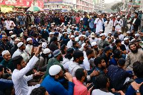 Bangladesh Protesters Besiege Key Newspaper Demanding Closure - Dhaka