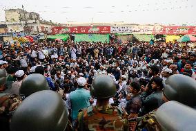 Bangladesh Protesters Besiege Key Newspaper Demanding Closure - Dhaka