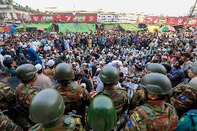 Bangladesh Protesters Besiege Key Newspaper Demanding Closure - Dhaka