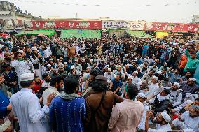 Bangladesh Protesters Besiege Key Newspaper Demanding Closure - Dhaka