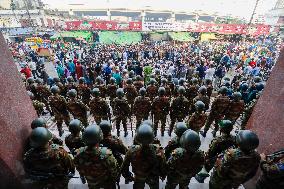 Bangladesh Protesters Besiege Key Newspaper Demanding Closure - Dhaka