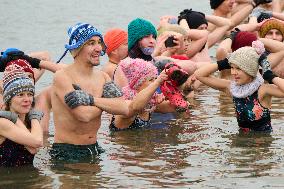 "Walruses" Brave Cold Waters In Warsaw