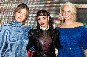 Les Femmes Au Balcon Premiere Paris