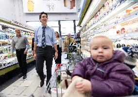 Trudeau Greets Shoppers - Montreal