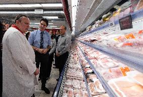 Trudeau Greets Shoppers - Montreal