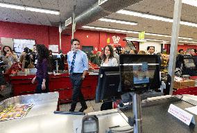 Trudeau Greets Shoppers - Montreal