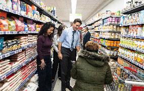 Trudeau Greets Shoppers - Montreal