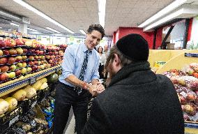 Trudeau Greets Shoppers - Montreal