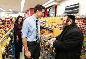 Trudeau Greets Shoppers - Montreal