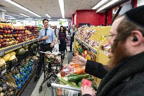 Trudeau Greets Shoppers - Montreal