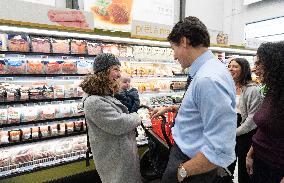 Trudeau Greets Shoppers - Montreal