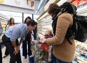 Trudeau Greets Shoppers - Montreal