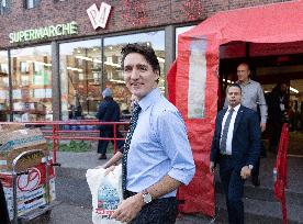 Trudeau Greets Shoppers - Montreal