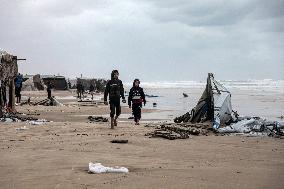 Heavy Rains Flood Tents - Gaza