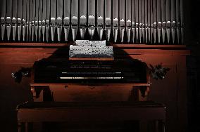 Pipe organ at Lviv railway station