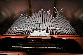 Pipe organ at Lviv railway station