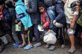 Gaza Children Wait To Receive A Hot Meal Of Food