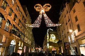 Faubourg Saint Honore Christmas Lights Unveiled in Paris FA