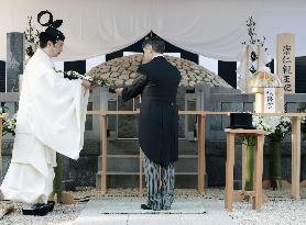 Japan's imperial family members visit Princess Yuriko's tomb