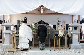 Japan's imperial family members visit Princess Yuriko's tomb