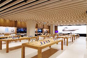 Apple Store Opens In La Vaguada Shopping Mall - Madrid