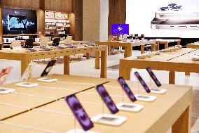 Apple Store Opens In La Vaguada Shopping Mall - Madrid