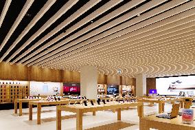 Apple Store Opens In La Vaguada Shopping Mall - Madrid