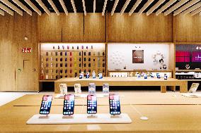 Apple Store Opens In La Vaguada Shopping Mall - Madrid