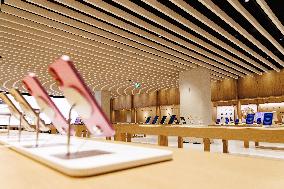 Apple Store Opens In La Vaguada Shopping Mall - Madrid