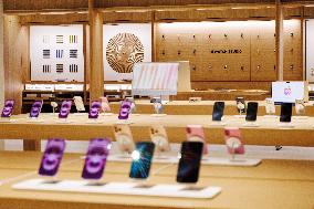 Apple Store Opens In La Vaguada Shopping Mall - Madrid