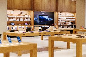 Apple Store Opens In La Vaguada Shopping Mall - Madrid