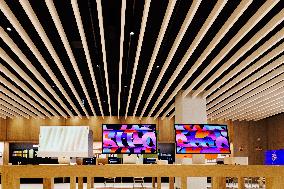 Apple Store Opens In La Vaguada Shopping Mall - Madrid