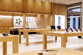 Apple Store Opens In La Vaguada Shopping Mall - Madrid