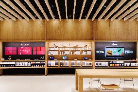 Apple Store Opens In La Vaguada Shopping Mall - Madrid