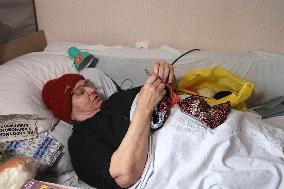 Evacuees from Kharkiv region knit for Ukrainian military