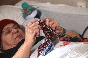 Evacuees from Kharkiv region knit for Ukrainian military