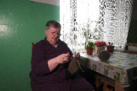 Evacuees from Kharkiv region knit for Ukrainian military